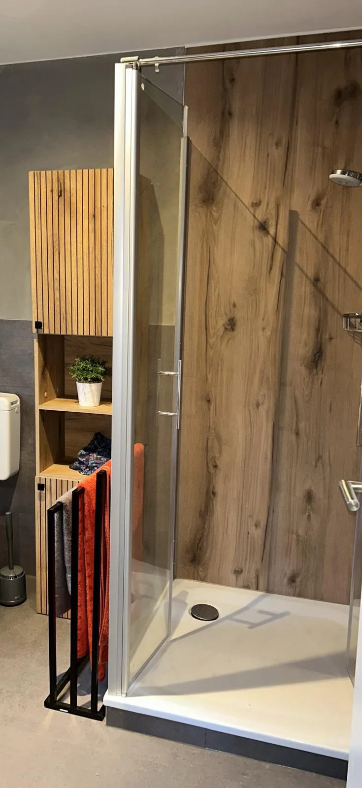 Badsanierung – Dusche mit Holzoptik-Paneelen