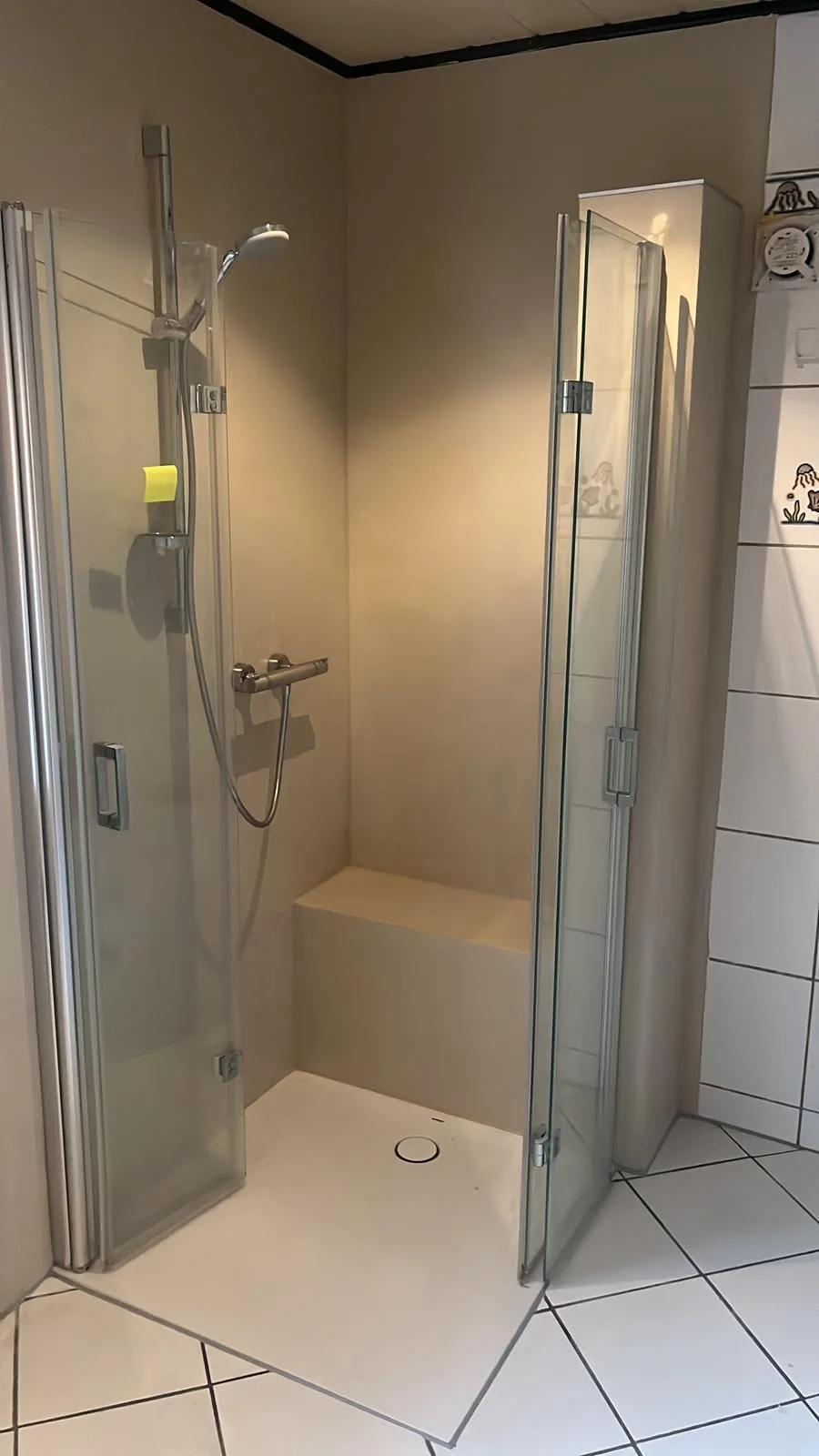 Badsanierung – Fertige Dusche mit Glastür und Sitzbank