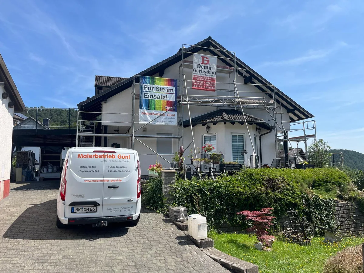 Fassadenanstrich – Haus mit Gerüst und Firmenfahrzeug