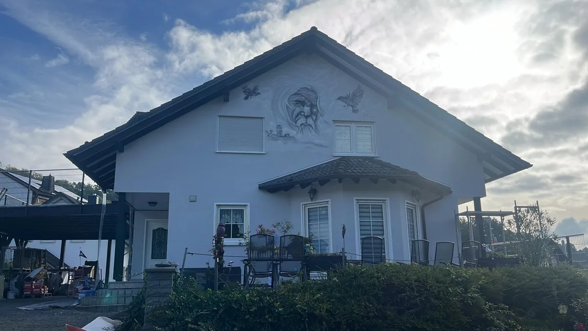 Fassadenanstrich – Hausfassade mit künstlerischer Wandmalerei