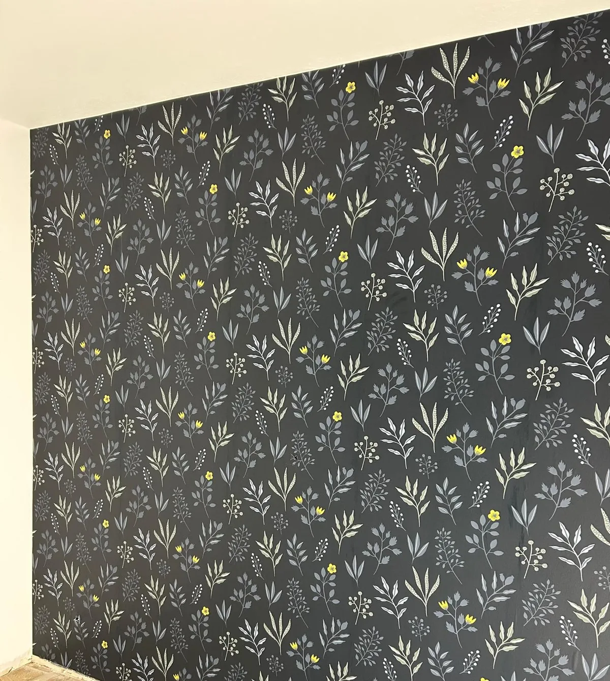 Tapezierarbeiten – Dunkle botanische Mustertapete