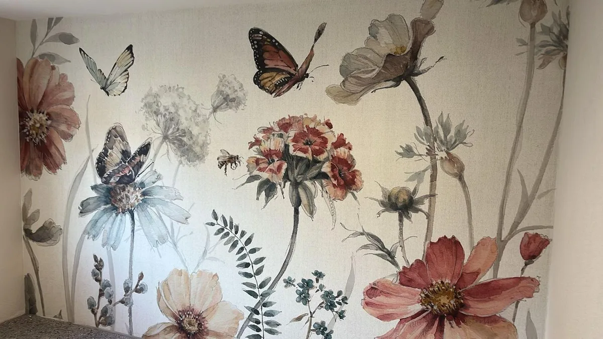 Tapezierarbeiten – Florale Fototapete mit Schmetterlingen